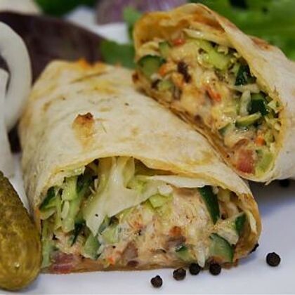 Шаурма с лучком и марин-ым огурчиком