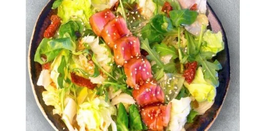 Салат из тунца под кунжутным соусом