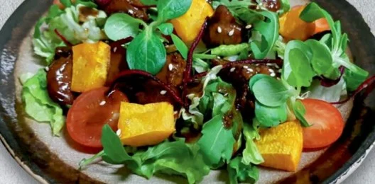 Теплый салат из куриной печени и запеченной тыквой