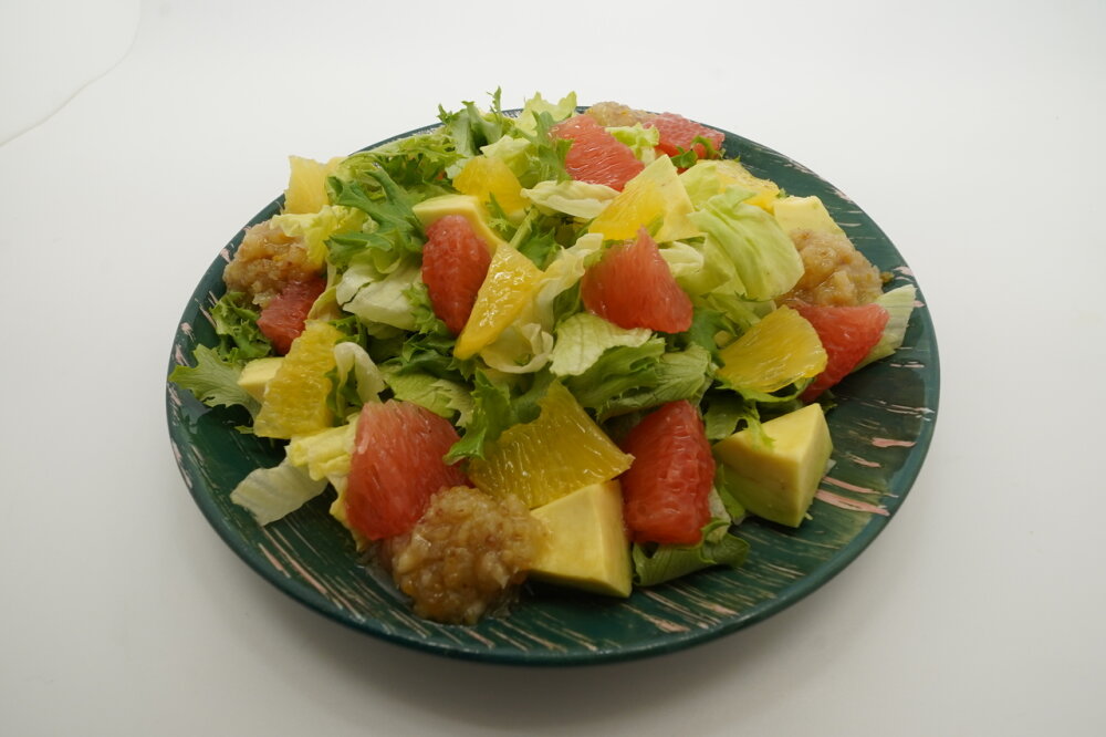 Цитрусовый салат с авокадо и песто