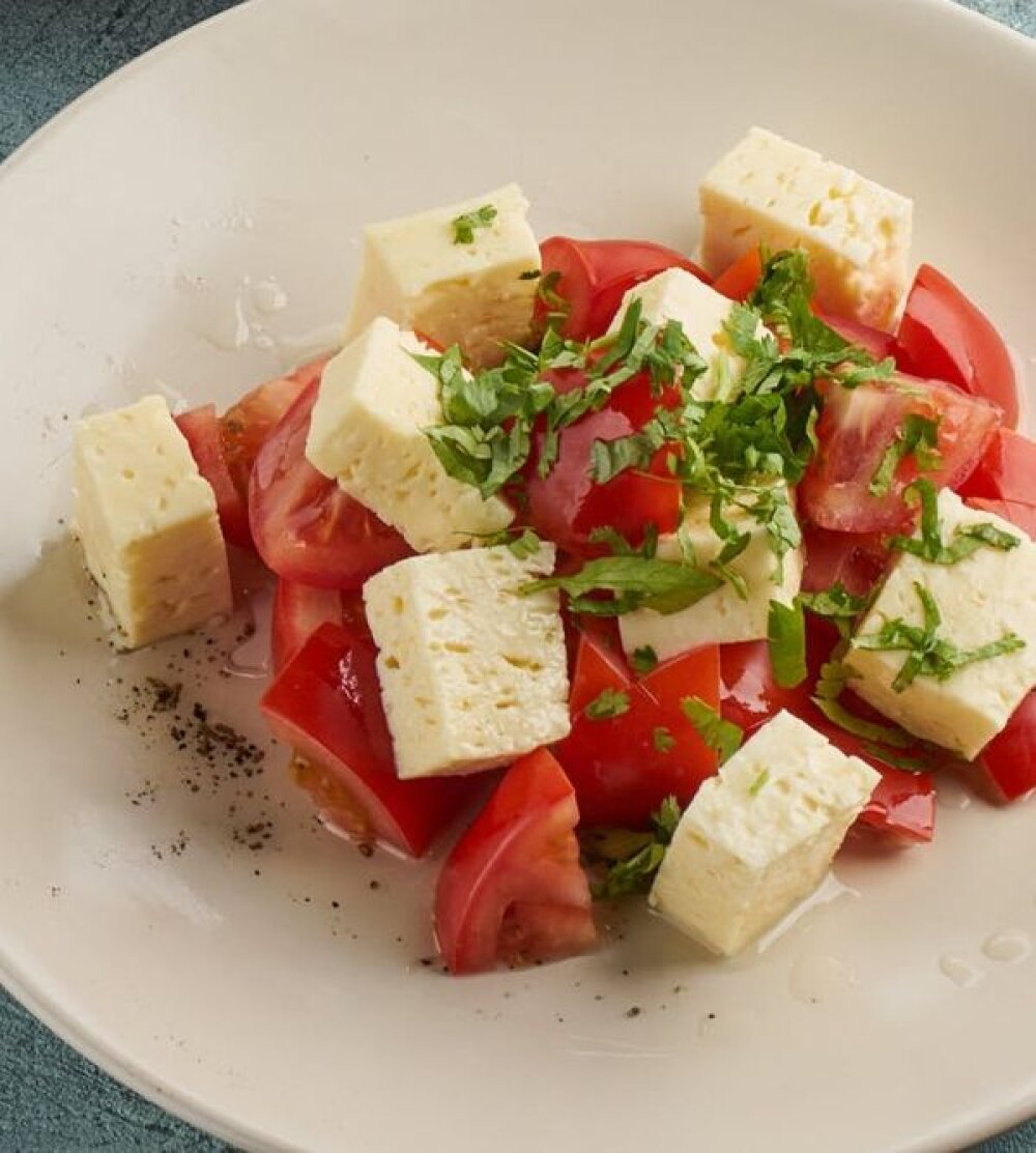 Салат с белым сыром и помидорами