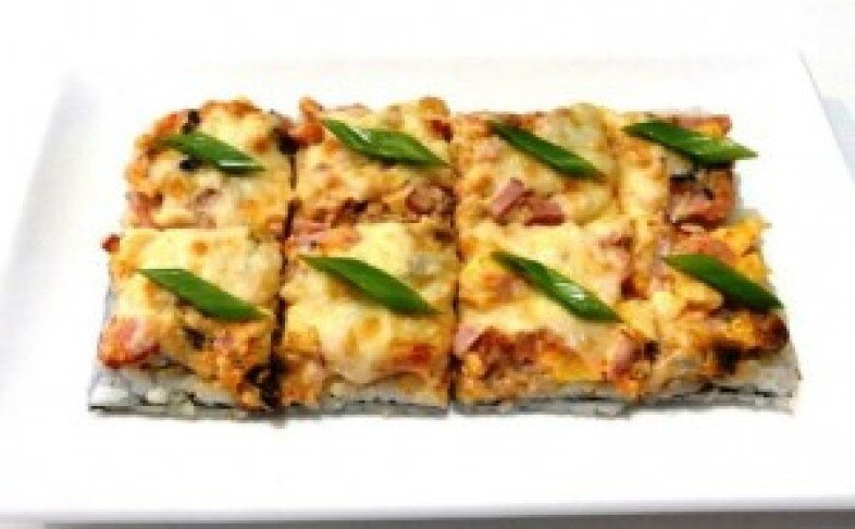 Суши пицца с мидиями и беконом