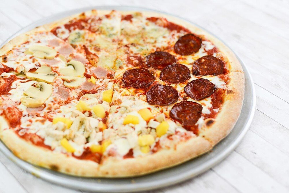Sport pizza. Ванино пиццерия Мюнхен. Пицца Бамбино курица ананас.