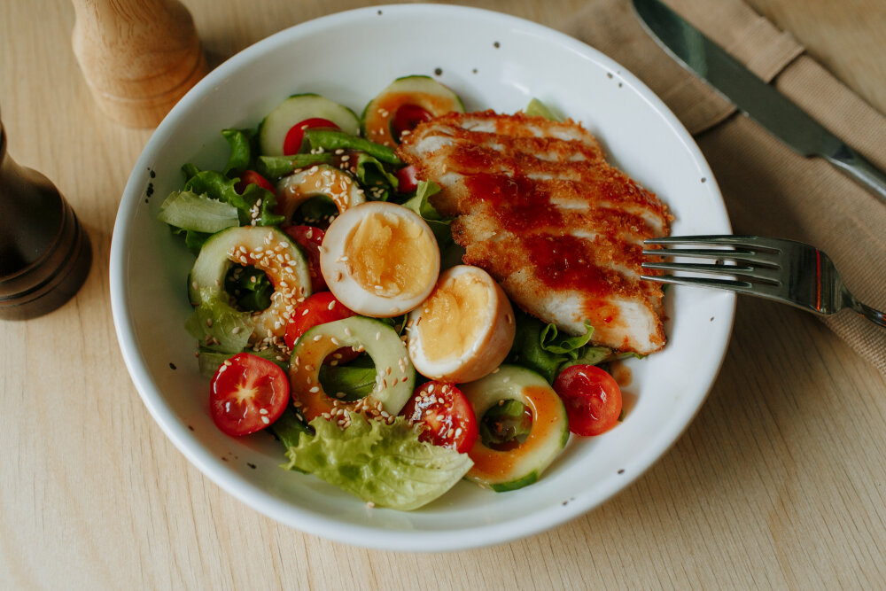 Салат с хрустящим цыпленком, овощами и маринованным яйцом