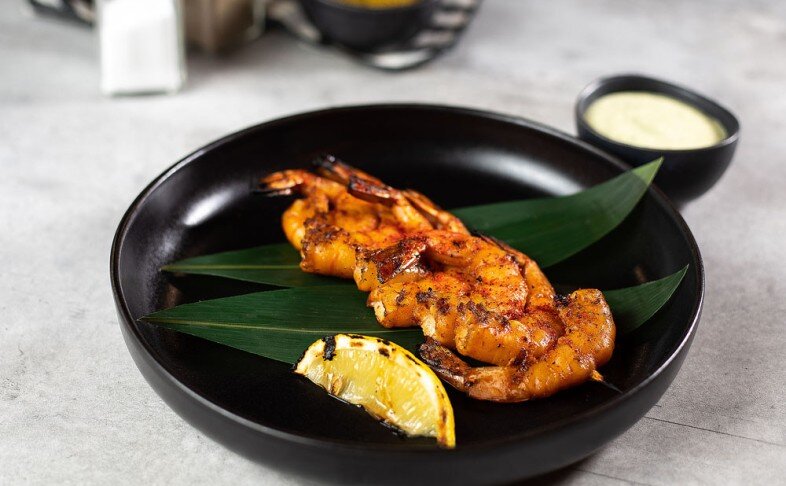 Шашлык из креветок на гриле