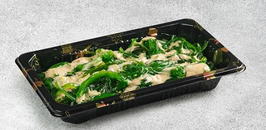 Салат Хияши вакаме с ореховым соусом