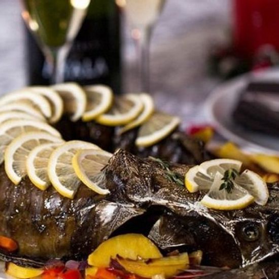 Осетр, фаршированный семгой и белыми грибами