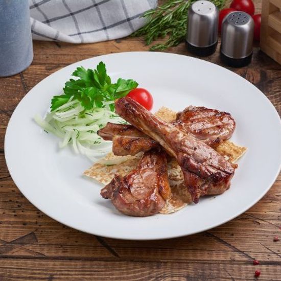 Корейка ягненка на углях