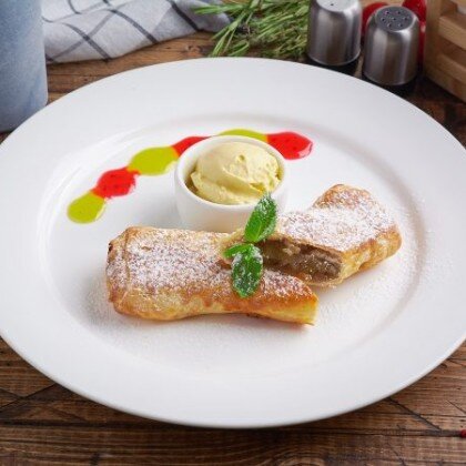 Штрудель яблочный с вишневым мороженным