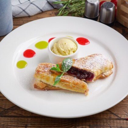 Штрудель вишневый с ванильным мороженным