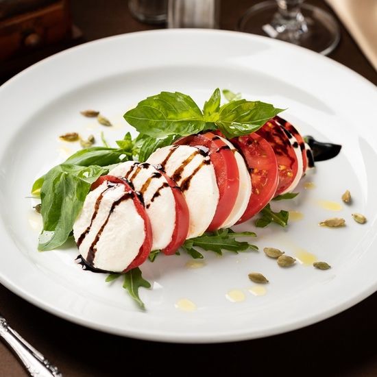 Сыр моцарелла со сладкими томатами