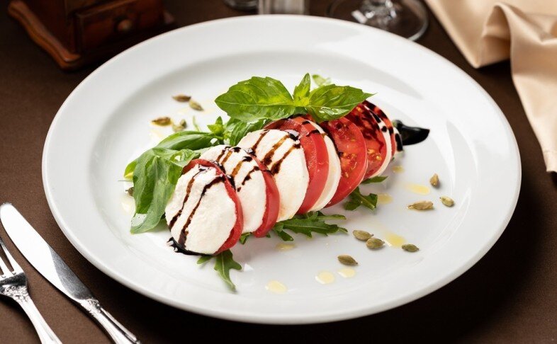 Сыр моцарелла со сладкими томатами