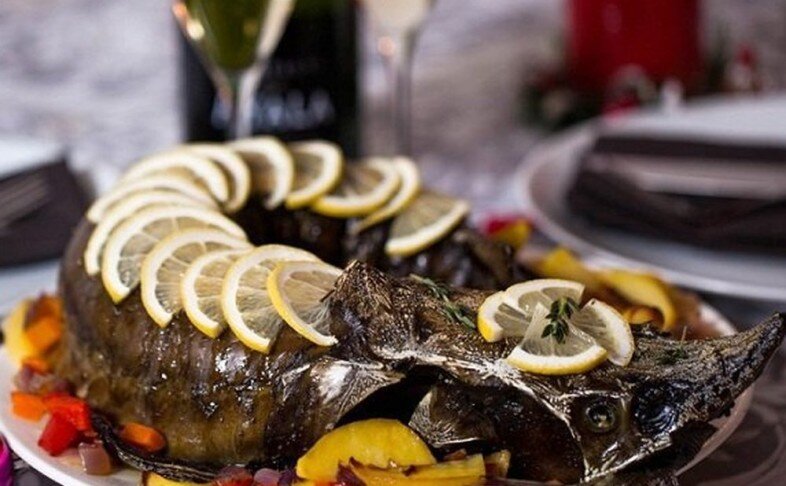 Осетр фаршированный семгой и белыми грибами