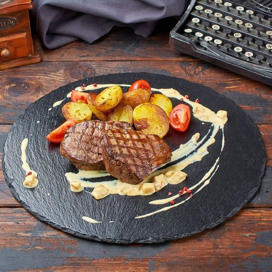 Медальоны из говядины под грибным соусом