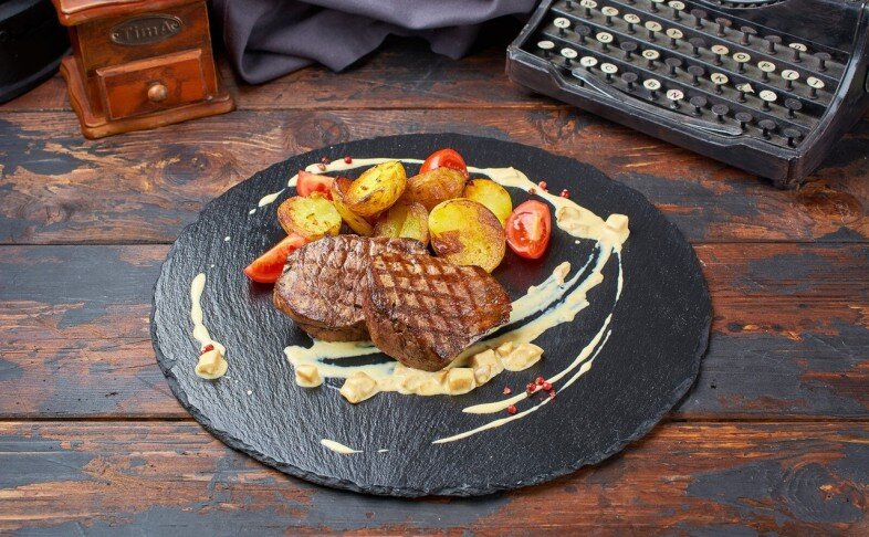 Медальоны из говядины под грибным соусом