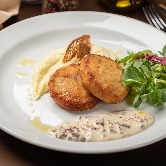 Куриные котлетки под сливочным соусом