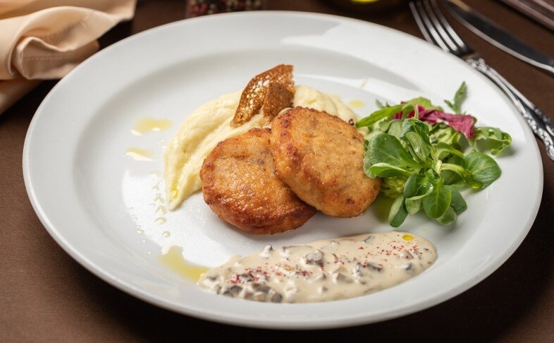 Куриные котлетки под сливочным соусом