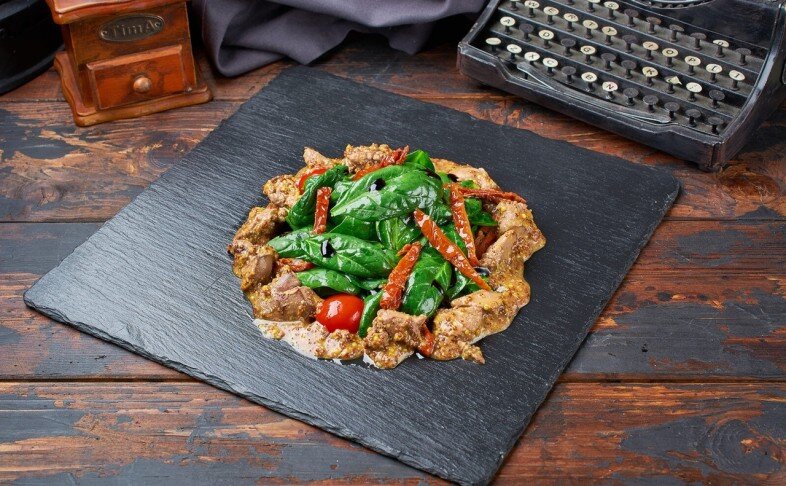 Французский салат с куриной печенью