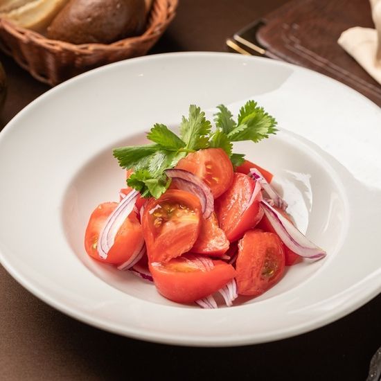 Салат из томатов с красным луком