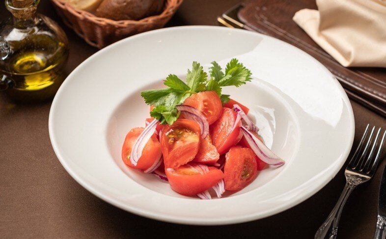 Салат из томатов с красным луком