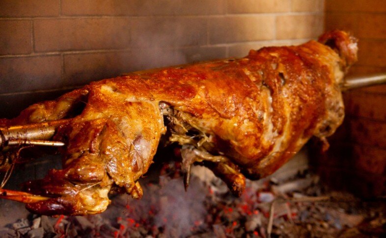 Барашек на вертеле запеченный целиком