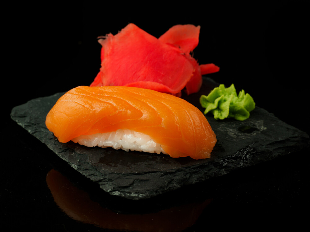 Суши со слабосолёным лососем - 1 шт.
