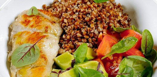 Гречка с цыпленком и авокадо