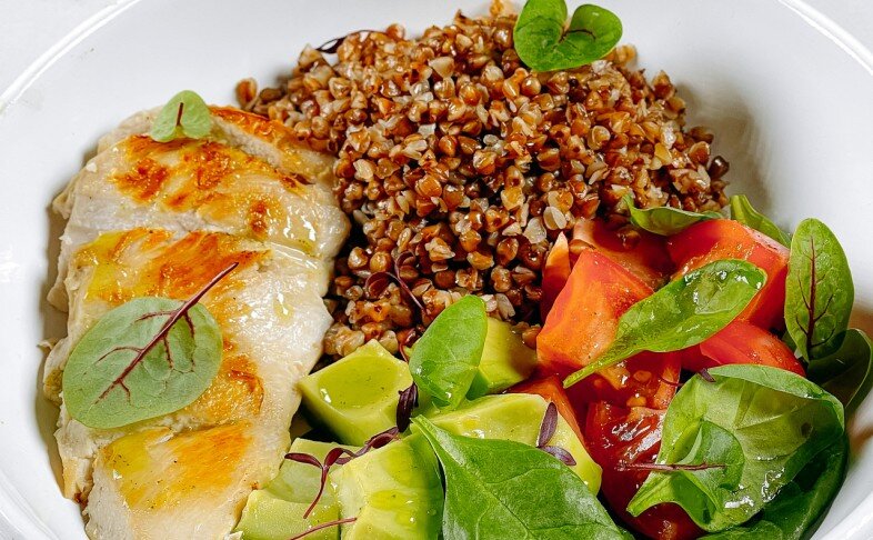 Гречка с цыпленком и авокадо