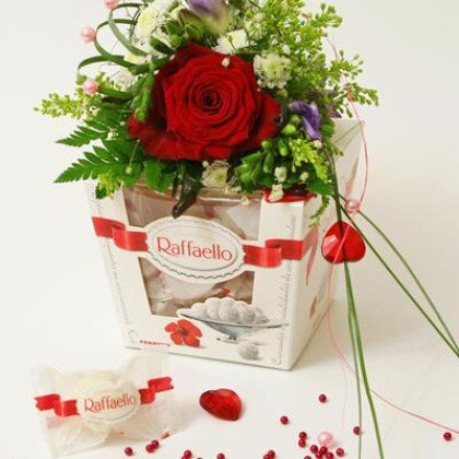 Цветочная композиция с Рафаэлло «Улыбнись» art 581