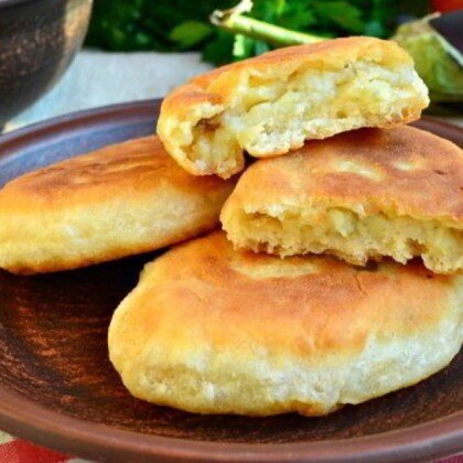 Жареный пирожок с картошкой