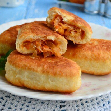 Жареный пирожок с капустой
