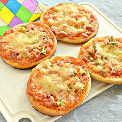 Пицца с колбасками