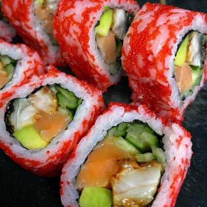 Калифорния с угрем и лососем