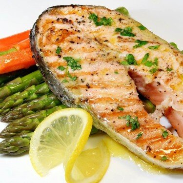 Стейк из семги со спаржей