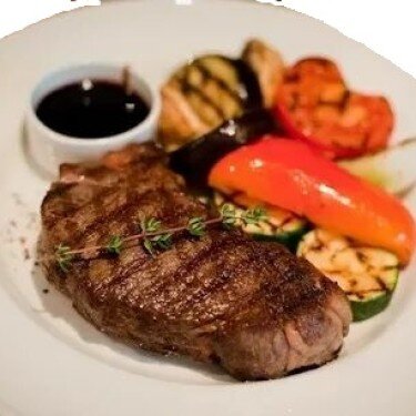 Стейк из мраморной говядины с овощами гриль