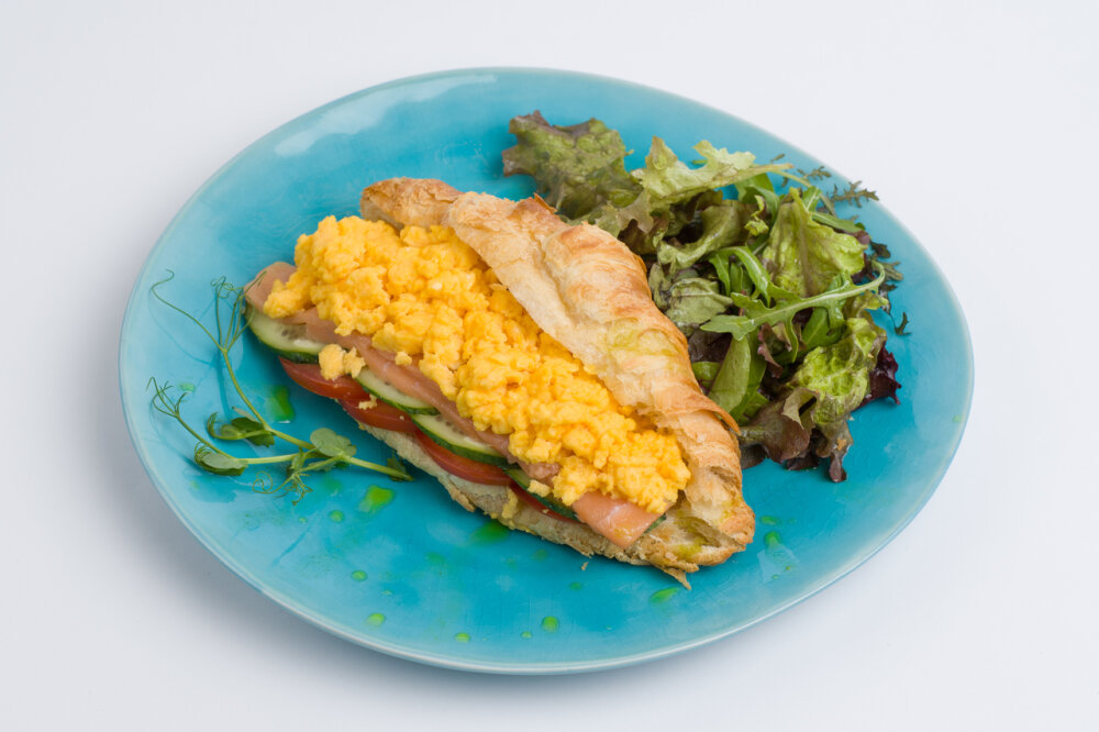 Сэндвич круассан с лососем, скрэмбл и микс салат