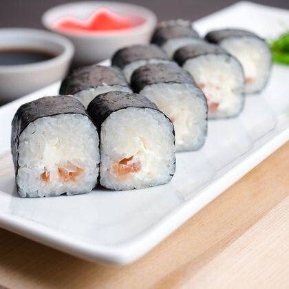 Ролл с лососем и сыром