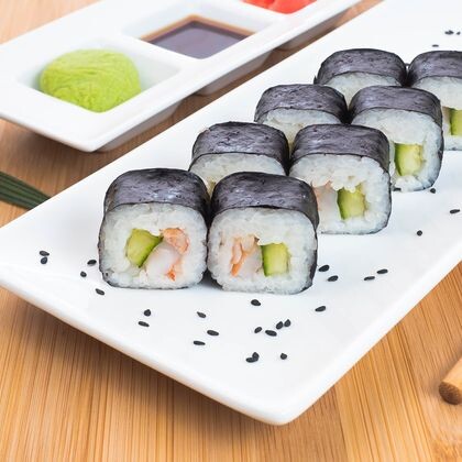 Ролл с креветкой и огурцом