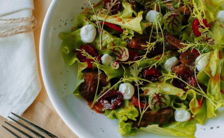 Салат с ростбифом, томатами черри, копченой вишней и кремом из сыра