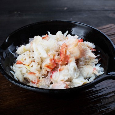 Салатное Мясо Камчатского Краба  Морской продукт, наносящий удар по стереотипу, что полезная еда не может быть вкусной. Мясо можно использовать как в сложносоставных угощениях, так и совсем в простых, но оно всегда будет играть главную роль!