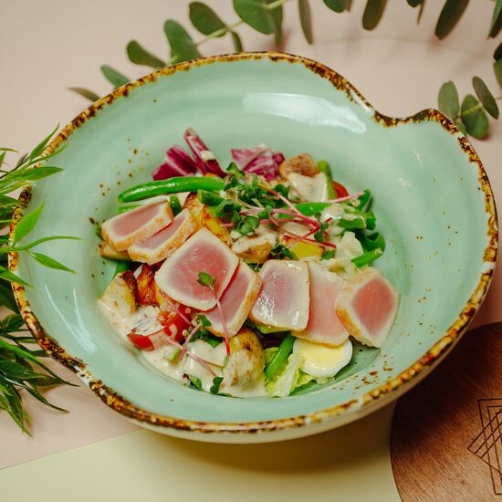 Салат с тунцом и ореховым соусом