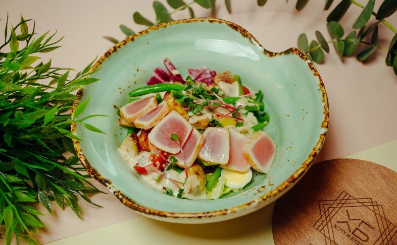 Салат с тунцом и ореховым соусом