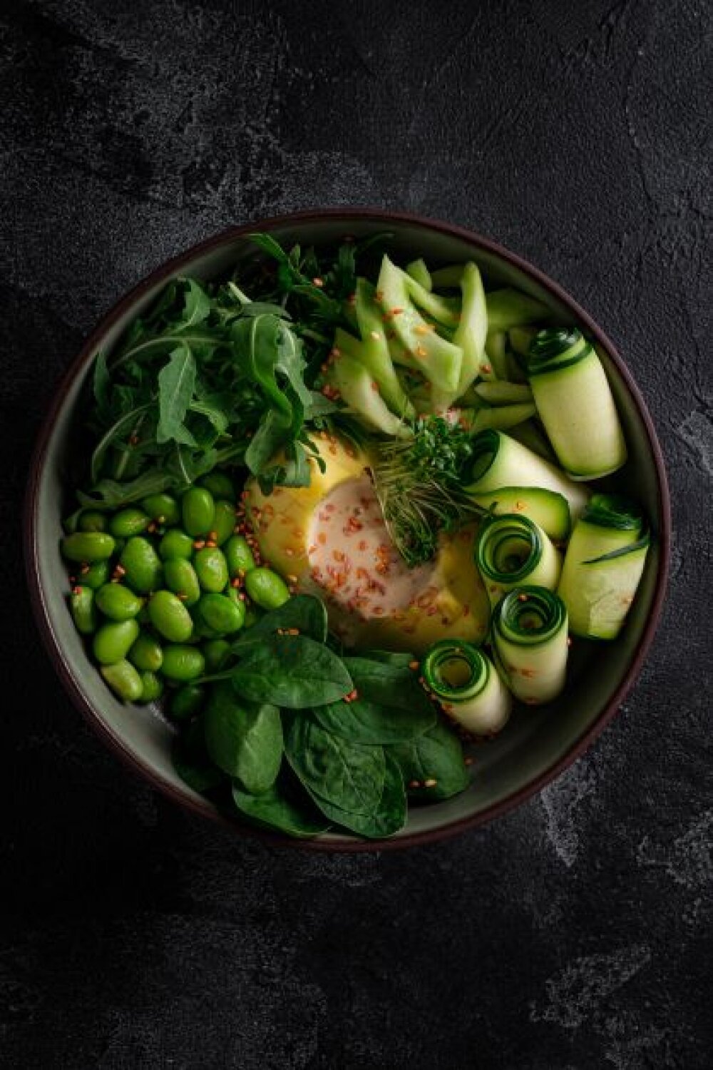 Салат из зеленых овощей с кунжутным соусом