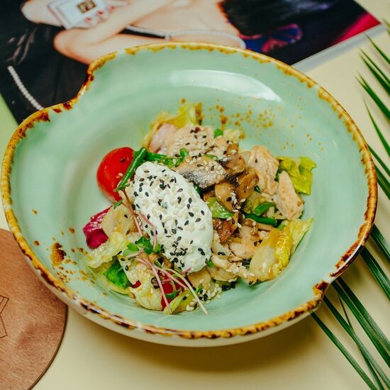 Салат с цыпленком грибами и фасолью