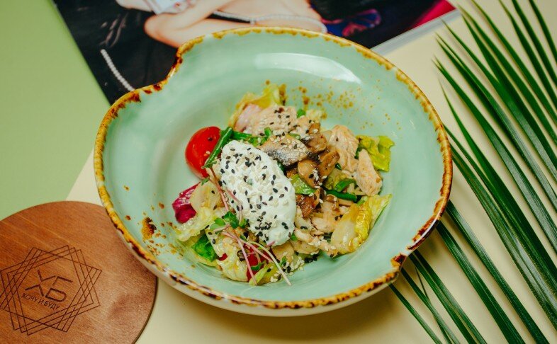 Салат с цыпленком грибами и фасолью