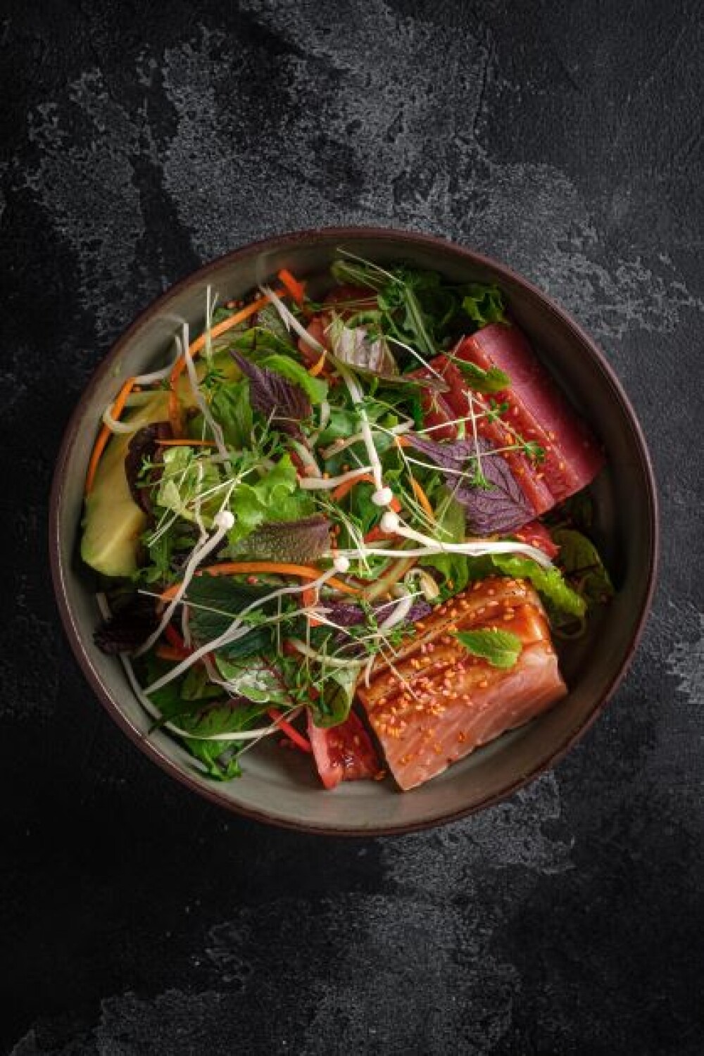 Татаки салат с лососем и тунцом