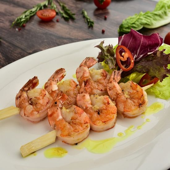 Креветки на шпажках