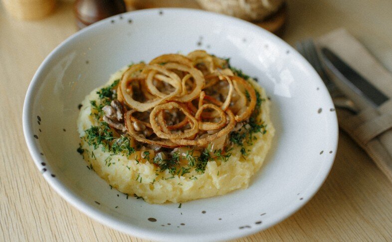 Говядина по-строгановски с картофельным пюре, медовыми огурцами и луком фри