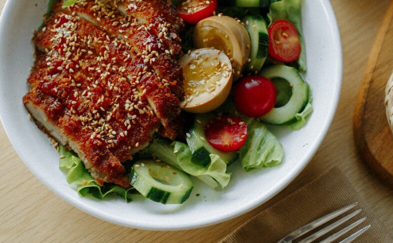 Салат с хрустящим цыпленком и свежими овощами