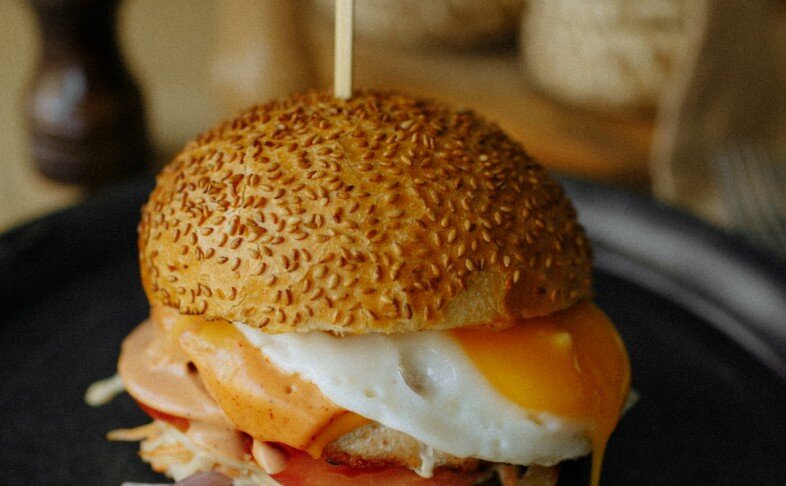 Бургер с куриной котлетой, яйцом и беконом